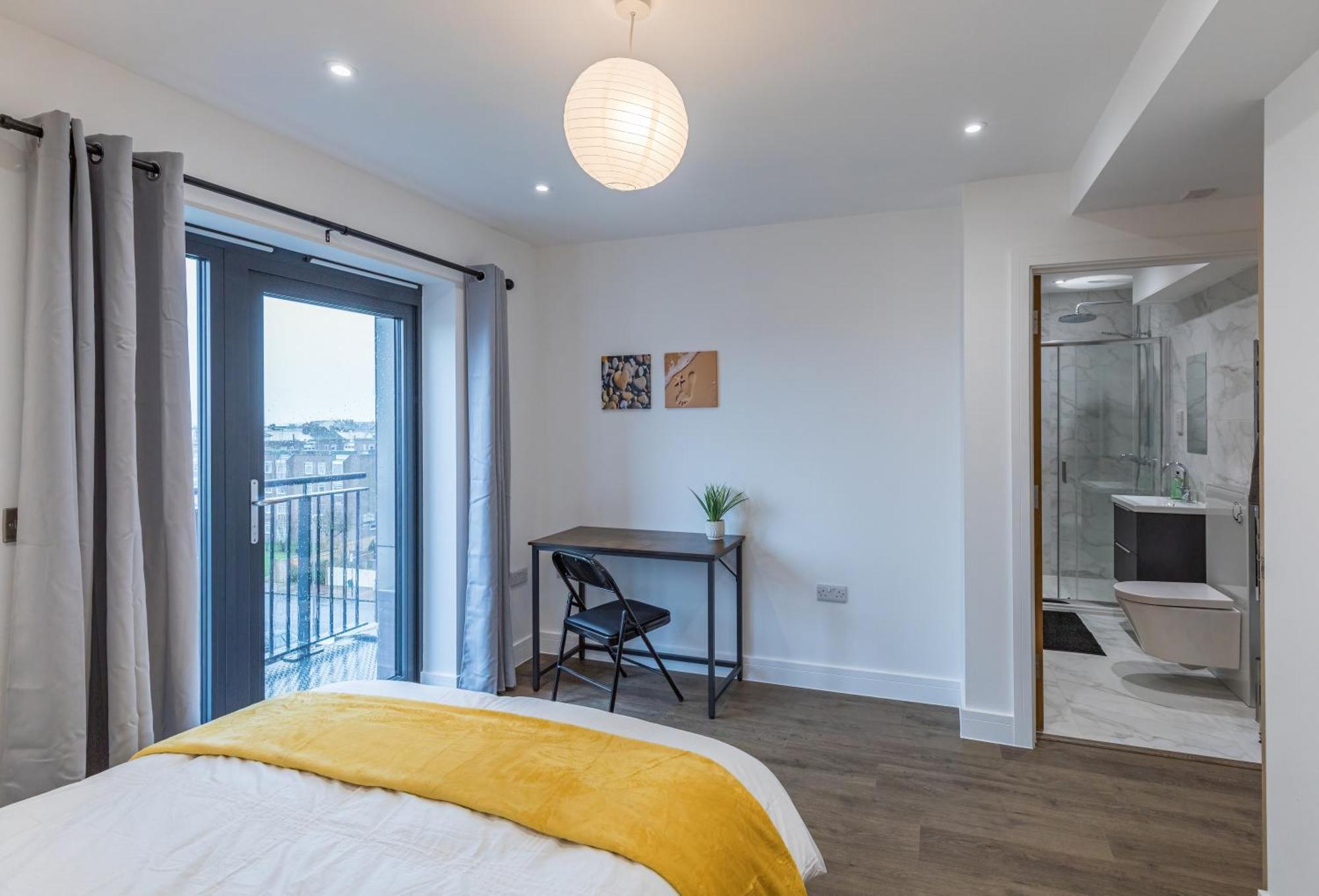 Central 2 Bed 2 Bath Apartment Near Brighton College, Beach, Hospital - Long Stay Offers Exterior photo