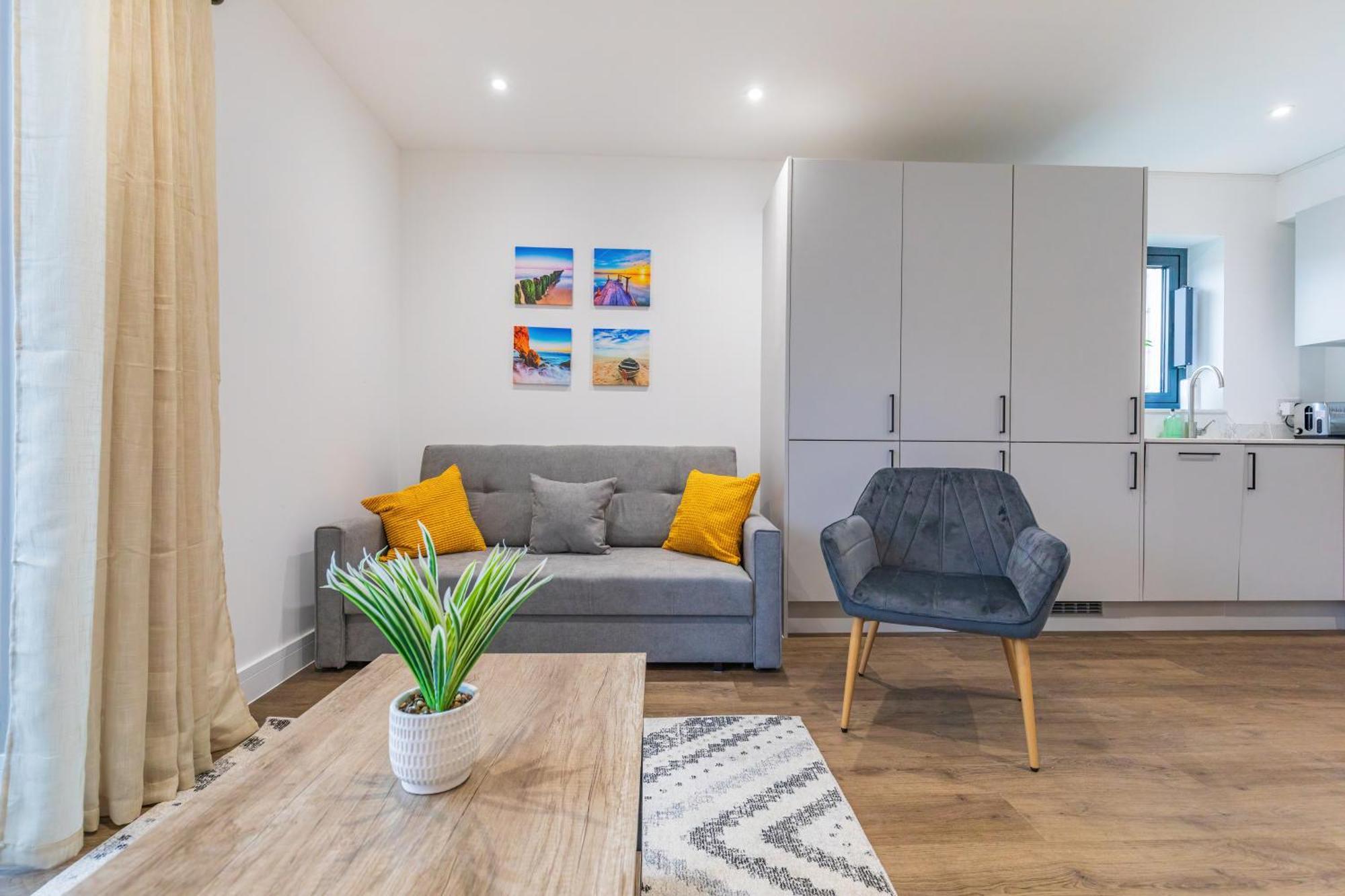 Central 2 Bed 2 Bath Apartment Near Brighton College, Beach, Hospital - Long Stay Offers Exterior photo