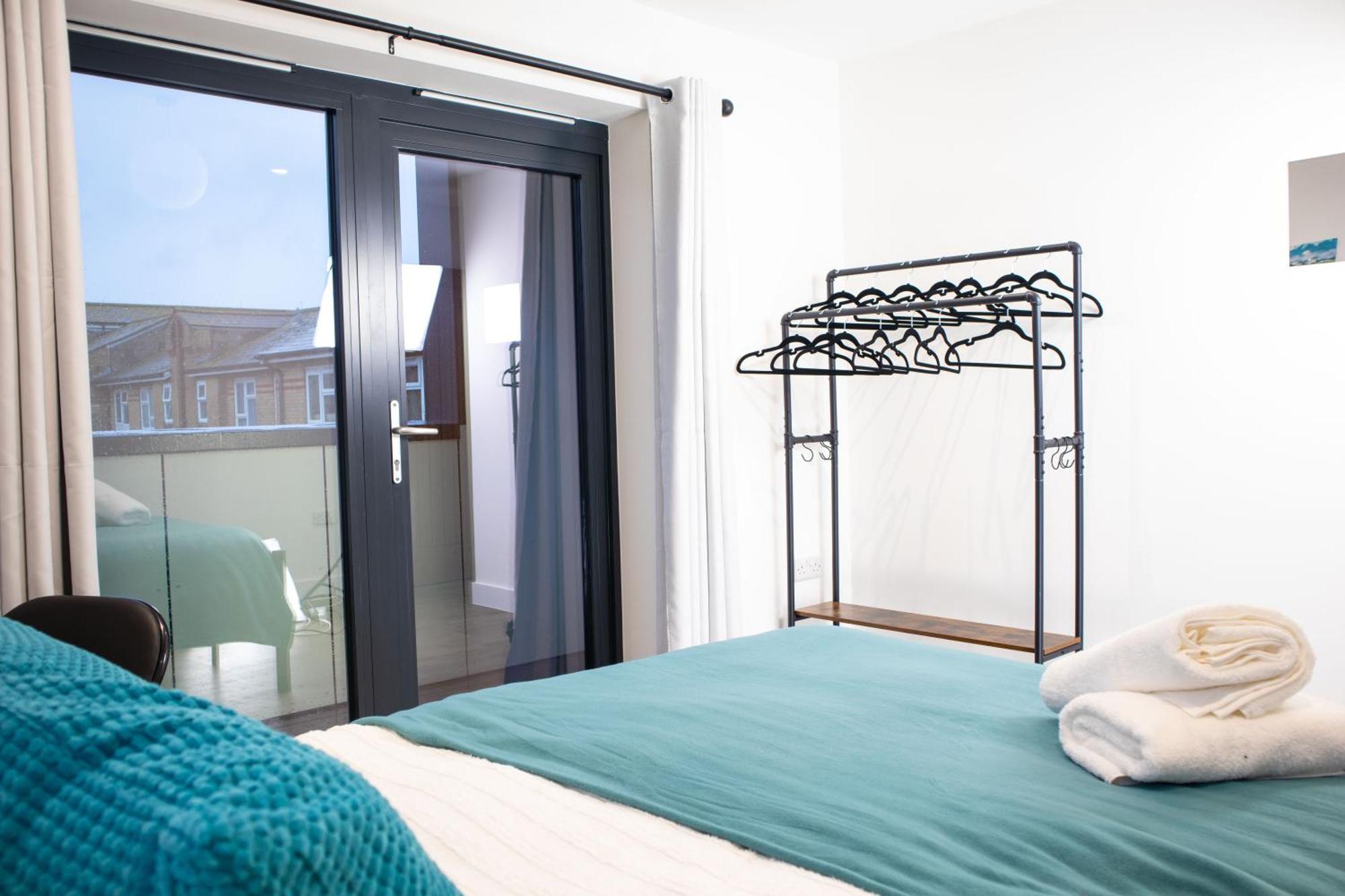 Central 2 Bed 2 Bath Apartment Near Brighton College, Beach, Hospital - Long Stay Offers Exterior photo